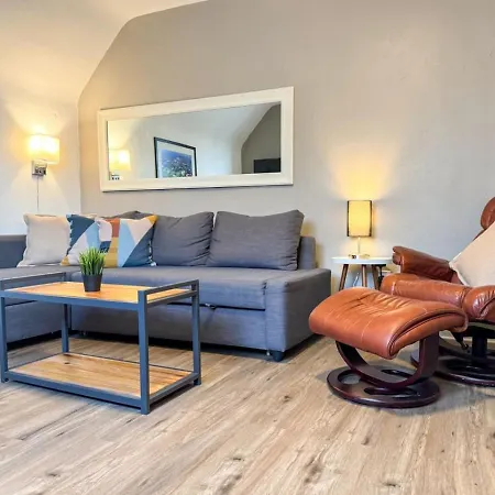 2 Full Apartments 4 Bedrooms With 14 Beds And Parking