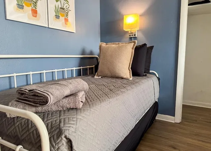 2 Full 4 Bedrooms With 14 Beds And Parking Apartment