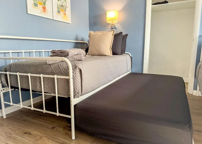 Apartment 2 Full 4 Bedrooms With 14 Beds And Parking *
