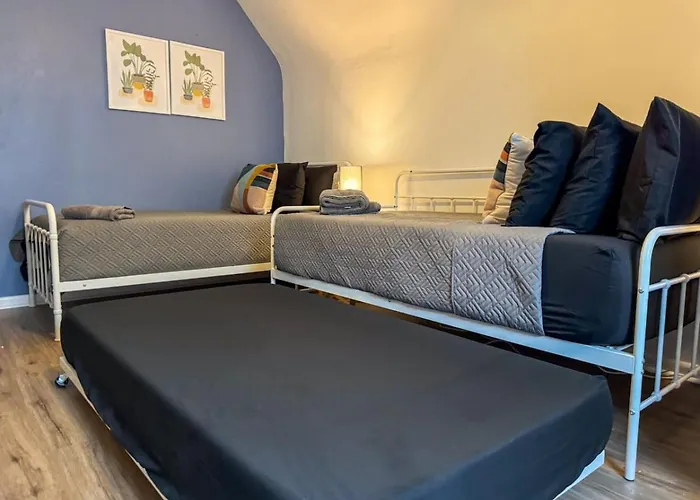 2 Full 4 Bedrooms With 14 Beds And Parking