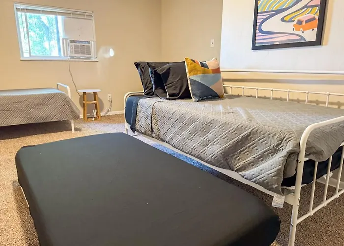 2 Full 4 Bedrooms With 14 Beds And Parking *
