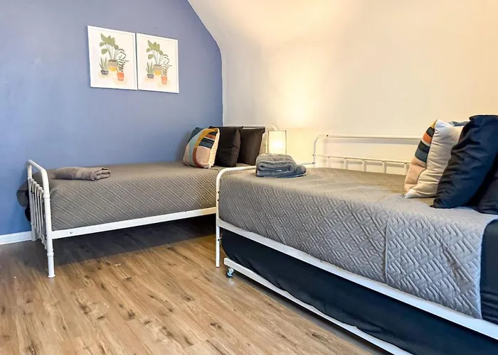 2 Full 4 Bedrooms With 14 Beds And Parking