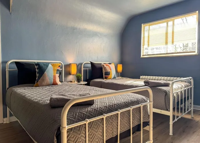 2 Full 4 Bedrooms With 14 Beds And Parking Apartment