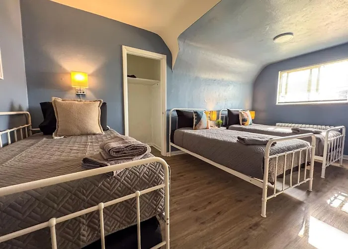 2 Full 4 Bedrooms With 14 Beds And Parking Apartment Pittsburgh